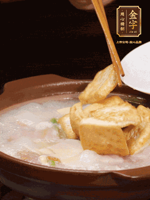 倒入開水大火煮開，轉(zhuǎn)中小火放咸肉，放一點(diǎn)點(diǎn)糖、味精慢燉10分鐘
