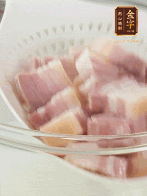 金字淡咸肉、排骨分別加料酒、蔥、姜冷水下鍋焯水，水開撇去浮沫撈出。