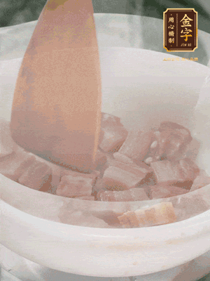 砂鍋內(nèi)咸肉微微煸出香味，再倒入開水。放排骨滾開后轉(zhuǎn)中小火篤30分鐘。（水盡量一次加足，以免中途加水沖淡鮮味。這一步是湯底濃白的關(guān)鍵）