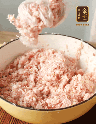 肉丁、咸肉丁、一丟丟鹽、料酒拌勻，反復(fù)摔打上勁。接著加入1兩蔥姜水，反復(fù)拌勻摔打上勁。前后共加3遍。3遍后筍丁，接著反復(fù)摔打上勁。最后加入1個(gè)蛋清、3茶匙生粉拌勻摔打上勁