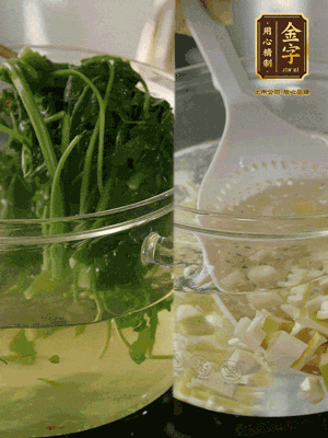 春筍切丁焯水；薺菜加鹽焯水，過涼水后切成細(xì)末