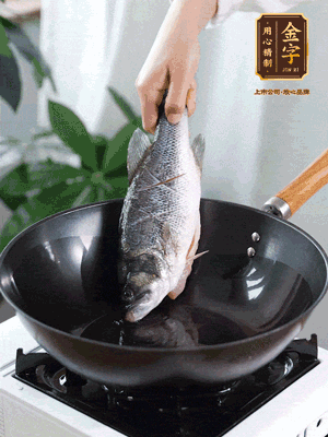 熱油，加1大勺豬油、姜片，再下鱸魚，煎至定型后翻面。（加點豬油，燉出的魚湯更容易變?yōu)榍逅哪贪咨?。?>
					</div>
					<span>步驟 3/6</span>
					<p>熱油，加1大勺豬油、姜片，再下鱸魚，煎至定型后翻面。（加點豬油，燉出的魚湯更容易變?yōu)榍逅哪贪咨?。?/p>
				</li><li>
					<div   id=