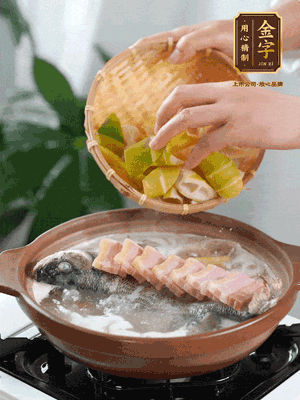 倒開水燉煮后轉移入砂鍋，淋料酒去腥、加少許鹽調味，再依次加咸肉、春筍燉煮15分鐘。