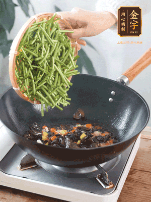 熱油煸香蒜末、姜粒、小米辣，再下臘肉煸炒出香味