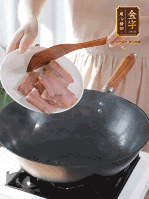 豬油熱鍋，下咸肉煸香，再下蔥姜提鮮