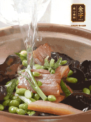 轉(zhuǎn)入砂鍋，加入開(kāi)水、百葉結(jié)燉煮10分鐘