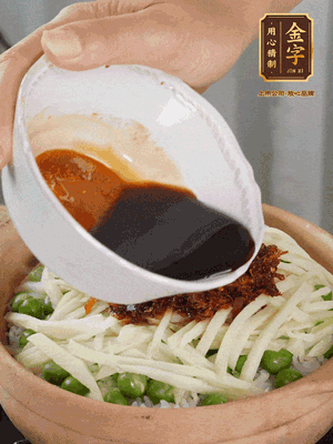 繼續(xù)小火燜3分鐘，淋上XO醬攪拌均勻。
