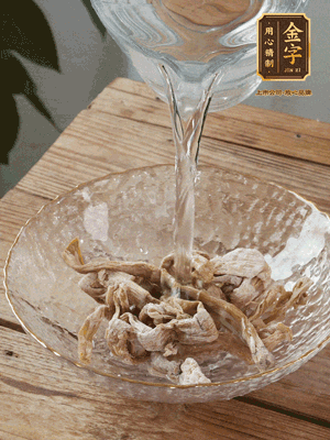 筍干提前泡發(fā)1晚切段，冬瓜去皮切塊。