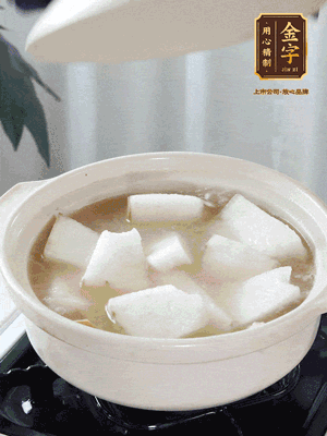 最后下冬瓜繼續(xù)燉煮10分鐘，撒上蔥花點(diǎn)綴。