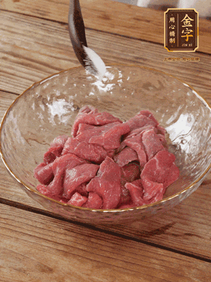 牛肉切丁，加黑胡椒海鹽、橄欖油腌10分鐘