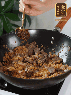 下拌好的米飯炒散，加一大勺XO醬