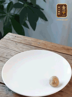做水油皮、油酥 將油皮材料放入料盆中，加100ml水?dāng)嚢璩裳┗ㄆ瑺睢Ｔ诎赴迳戏磸?fù)揉搓成有一定筋度的光潔面團(tuán)，搓成14個(gè)團(tuán)子。
