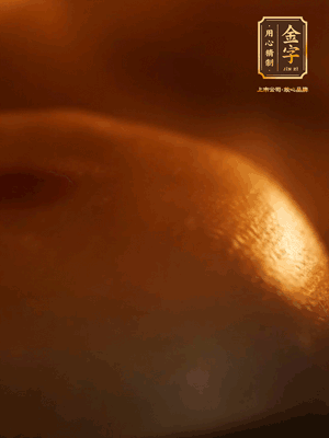烤箱預(yù)熱至170℃，月餅放在中下層，烤18分鐘左右