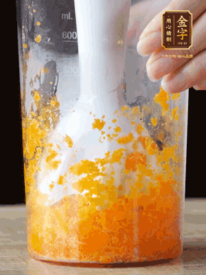 加玉米油、水怡、水揉搓成細(xì)膩的面團(tuán)。松弛半小時后，分成37g一個