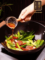 下蒜苗炒軟，沿鍋邊烹入一勺料酒，加醬油、蠔油、白糖調(diào)味炒勻