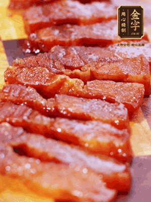 金字醬油肉煮熟，切片