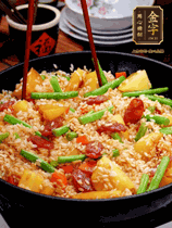 加水，沒過大部分食材。把瀝干水分的米飯均勻地鋪在上面，筷子戳幾個(gè)洞