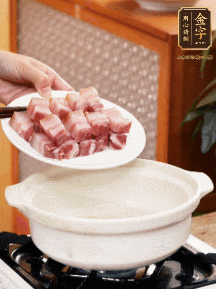 鍋內(nèi)倒油，下咸肉微微煸炒，再放排骨炒一下