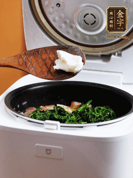 放入電飯鍋、加1勺豬油翻拌均勻