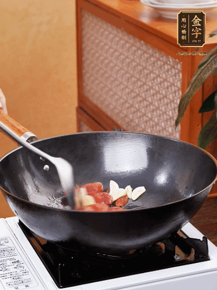 熱油，香腸微微煸出香味，加蒜片、小米辣