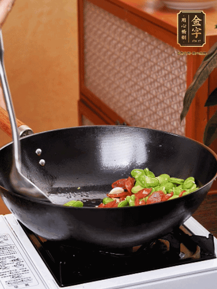 再放入蠶豆翻炒，加一點點醬油調(diào)味