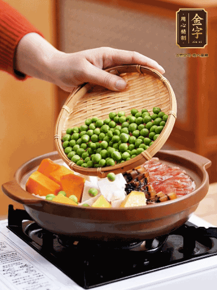 再鋪上臘腸、醬油肉、豌豆，小火煲6分鐘