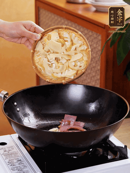 油熱，下蒜末、火腿煸炒出香味，再下筍片微微翻炒