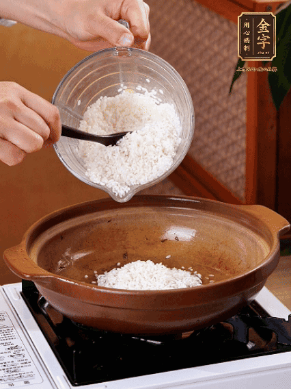 砂鍋中倒入煎羊肚菌的油，涂勻。加入提前浸泡過(guò)1小時(shí)的生米，再加入和生米齊平的水,,蓋蓋子，大火煮沸后轉(zhuǎn)小火煮至水分微干