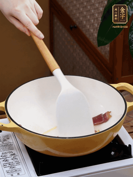 油熱，姜絲、火腿微微煸出香味