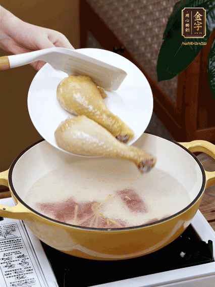 倒清水，放雞腿，大火煮開轉(zhuǎn)中小火煮20分鐘