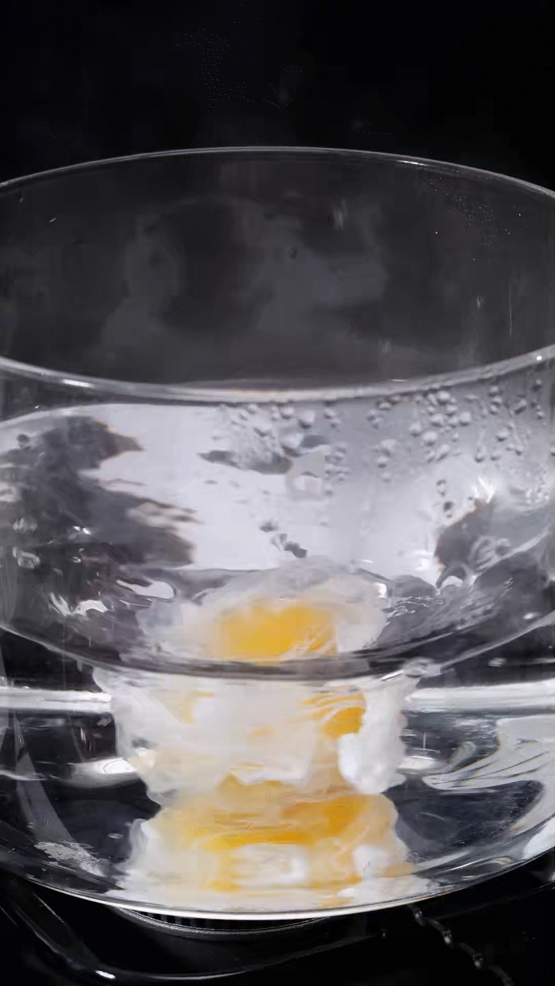 水開加入白醋和雞蛋，做成水波蛋
