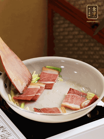 熱油下鍋，火腿、蔥姜蒜煸出香味備用