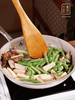 加少許生抽、蠔油、料酒、雞精調(diào)味，少許清水燜2分鐘，炒至豆角皺皮即可
