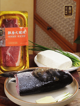 花鰱魚(yú)頭處理干凈（刮黑膜、除貼骨血、拔魚(yú)牙、剪魚(yú)鰭、刮凈魚(yú)肉表面雜質(zhì)），從中間劈開(kāi)成兩半，擦干水分
