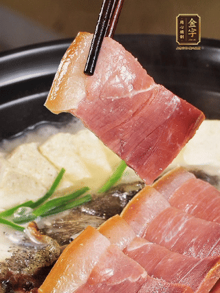 加入一丟丟鹽，撒點(diǎn)胡椒粉，蔥段點(diǎn)綴