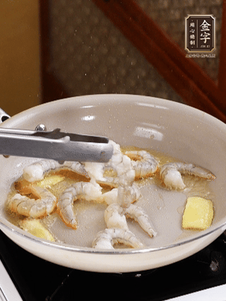 秘制煲仔飯醬油：2勺蒸魚豉油、半小勺糖、1大勺清水?dāng)嚢杈鶆蛑?分鐘