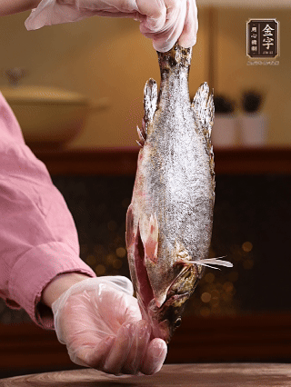 鱖魚(yú)殺好洗凈，去頭去尾留用，貼著魚(yú)背去掉主刺，再切成大小均勻的魚(yú)塊