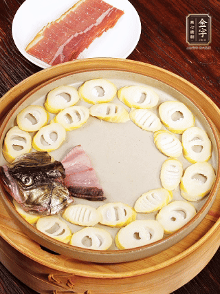 取一個(gè)深一點(diǎn)的盤子，按照“春筍墊底、魚(yú)肉居中、火腿蓋頂”的順序擺放。魚(yú)頭和魚(yú)尾擺在兩端，還原整魚(yú)形狀
