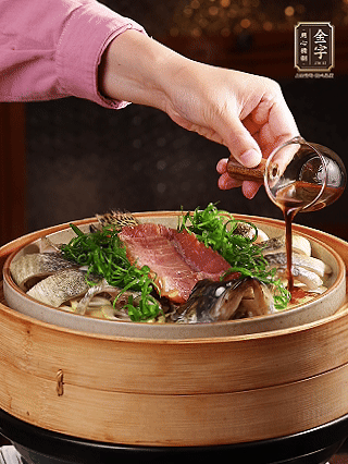 蒸魚(yú)時(shí)做蒸魚(yú)醬汁：鍋中少油，蔥白段、姜片、蒜片、洋蔥絲爆香，加2勺蒸魚(yú)豉油、3勺清水、一點(diǎn)白糖煮沸。（比單純淋蒸魚(yú)豉油香得多）